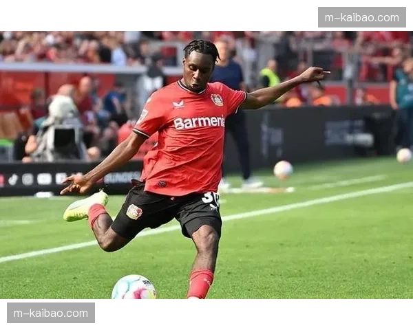 争议判罚：拜仁进球前疑似对皇马后卫犯规，VAR介入后确认有效