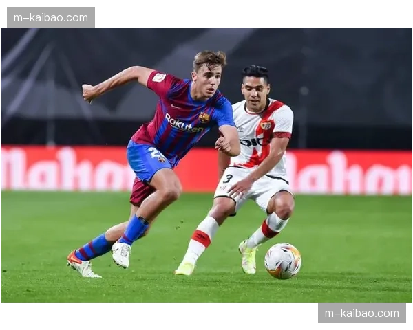 温情时刻：塞尔塔为效力球队十年的老将颁发纪念奖盘